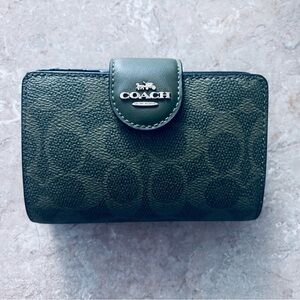 Coach NWT Green Corner Zip Signature Wallet